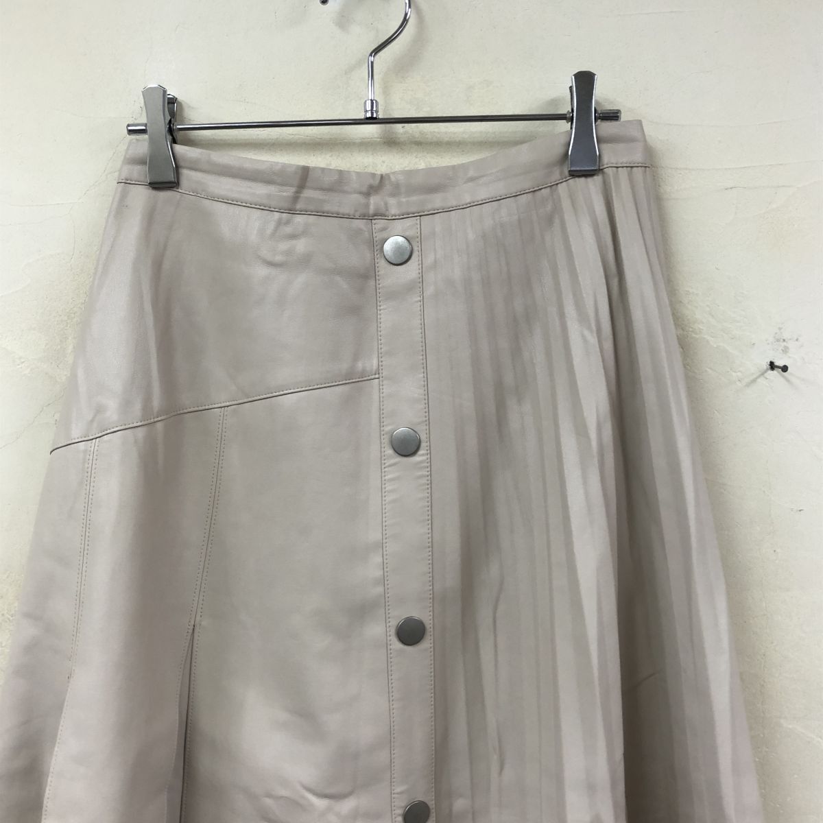 2K2824-G◆ Apuweiser-riche アプワイザーリッシェ エコレザープリーツフレアスカート ファスナー ウエストゴム ◆ size2 ライトベージュ_画像3