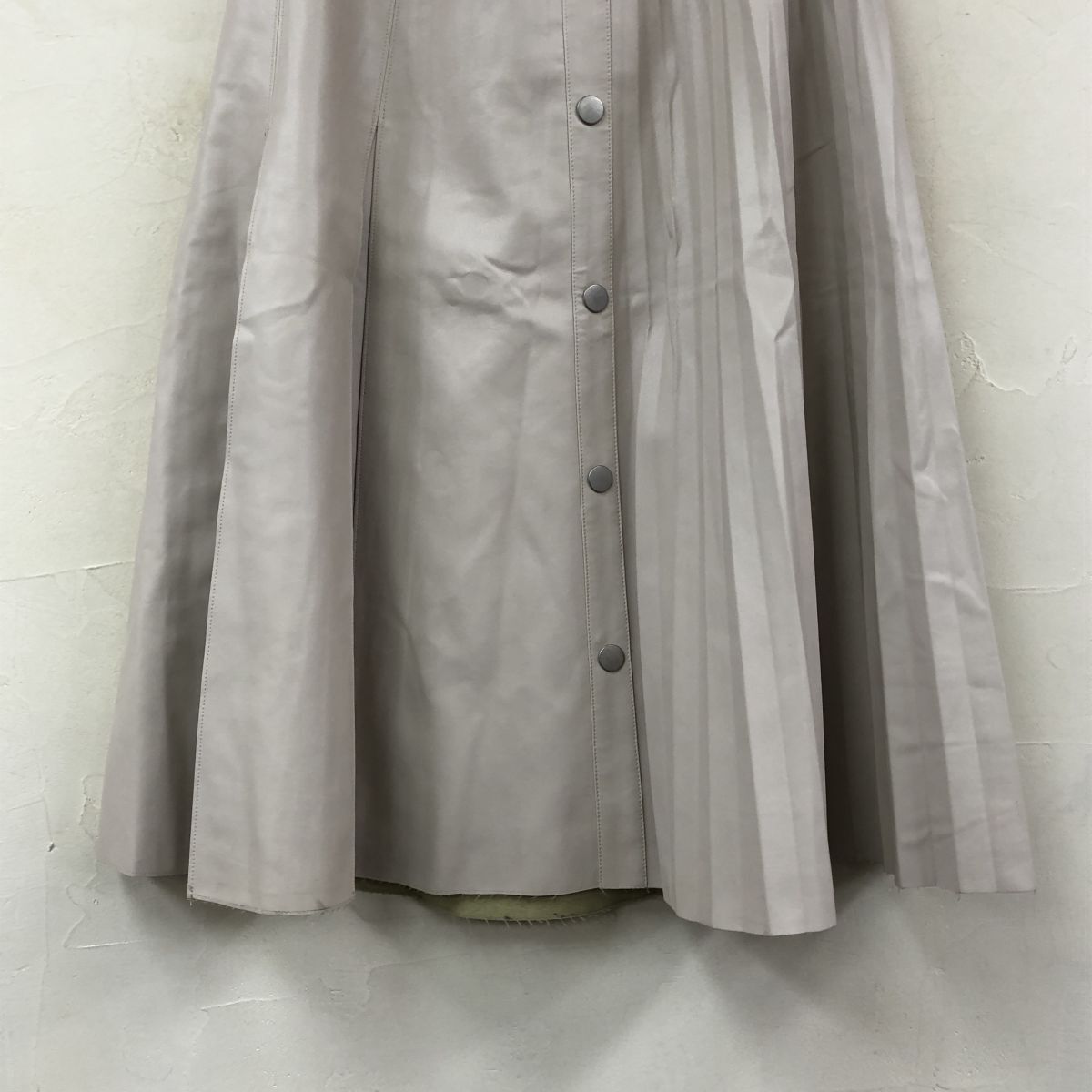 2K2824-G◆ Apuweiser-riche アプワイザーリッシェ エコレザープリーツフレアスカート ファスナー ウエストゴム ◆ size2 ライトベージュ_画像4