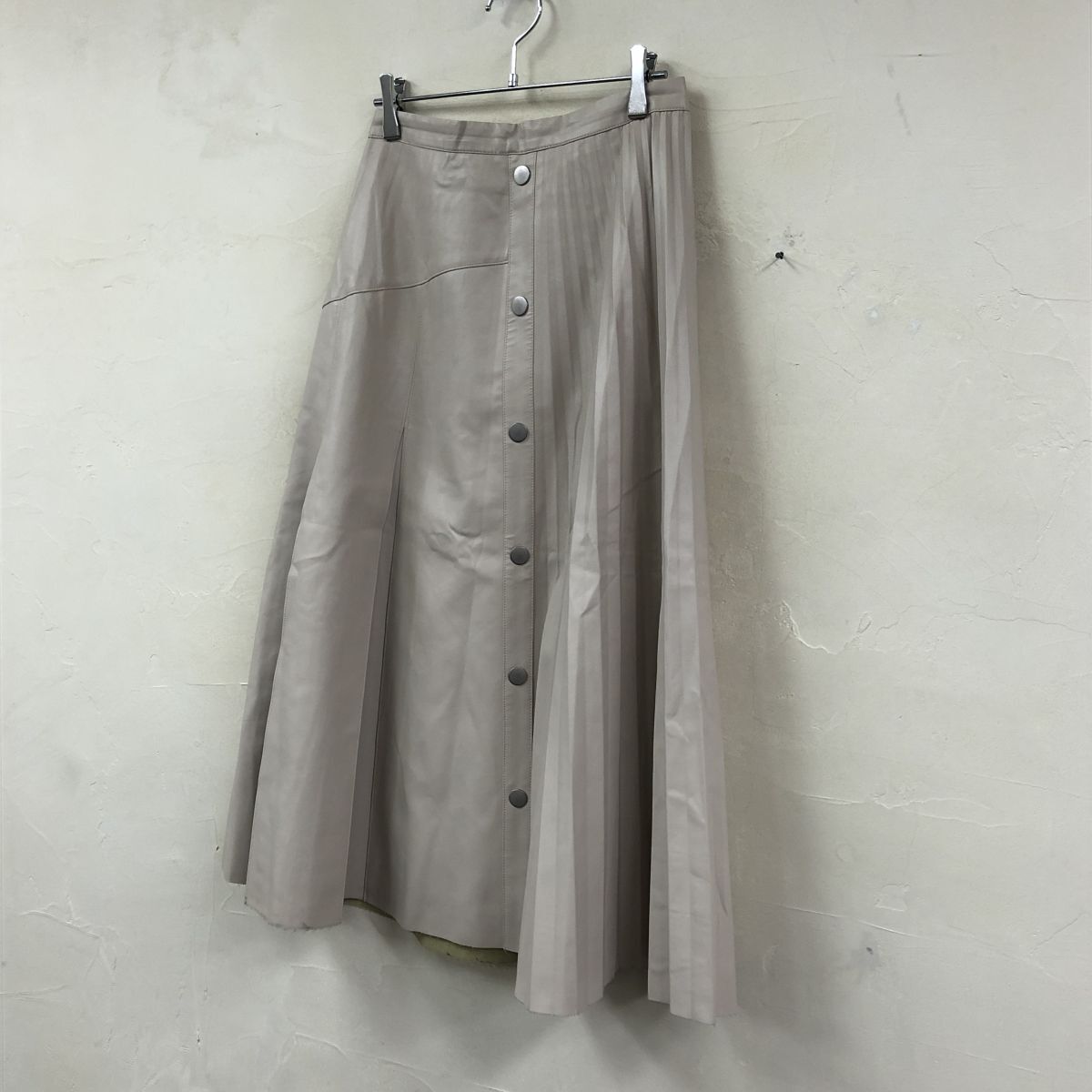 2K2824-G◆ Apuweiser-riche アプワイザーリッシェ エコレザープリーツフレアスカート ファスナー ウエストゴム ◆ size2 ライトベージュ_画像5