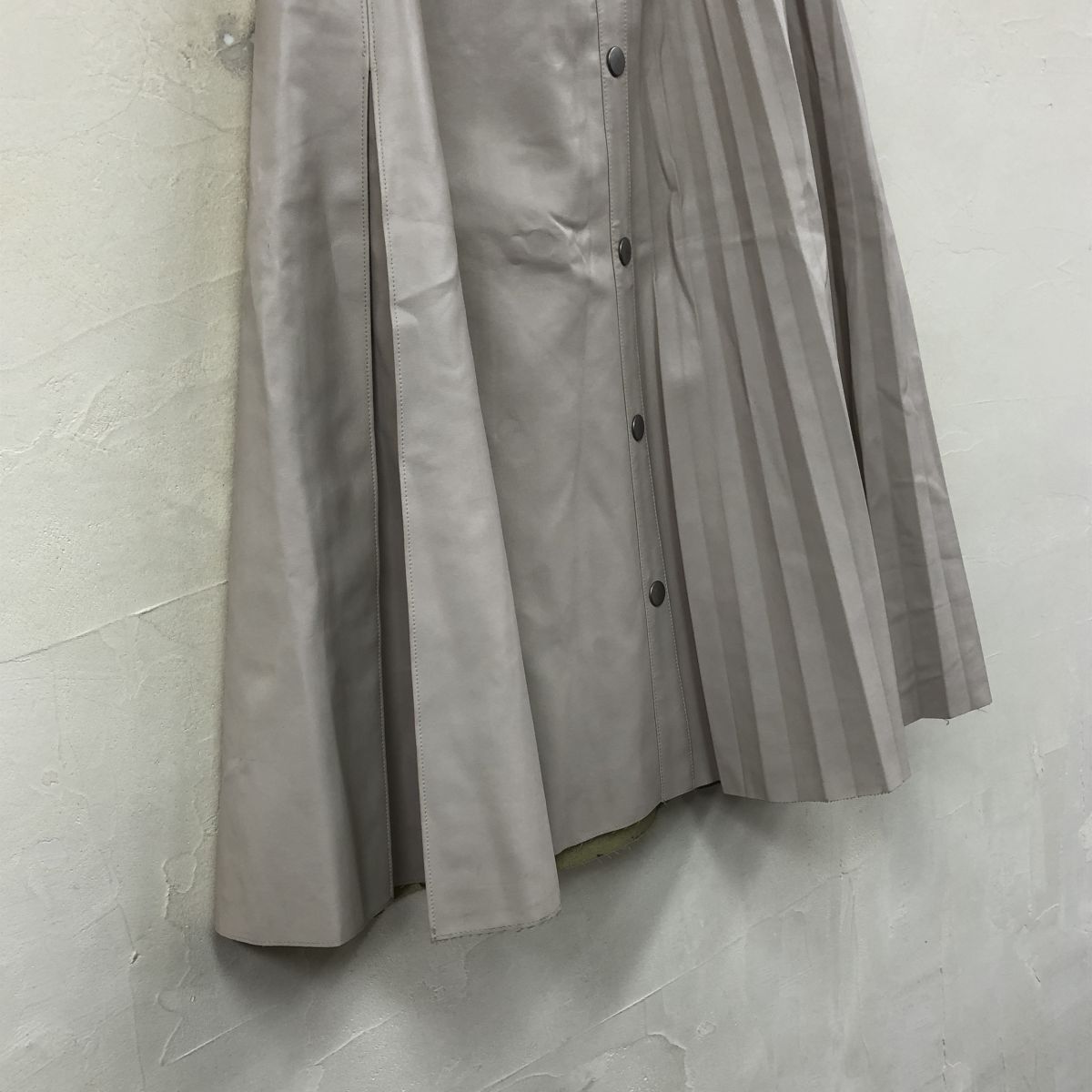 2K2824-G◆ Apuweiser-riche アプワイザーリッシェ エコレザープリーツフレアスカート ファスナー ウエストゴム ◆ size2 ライトベージュ_画像6