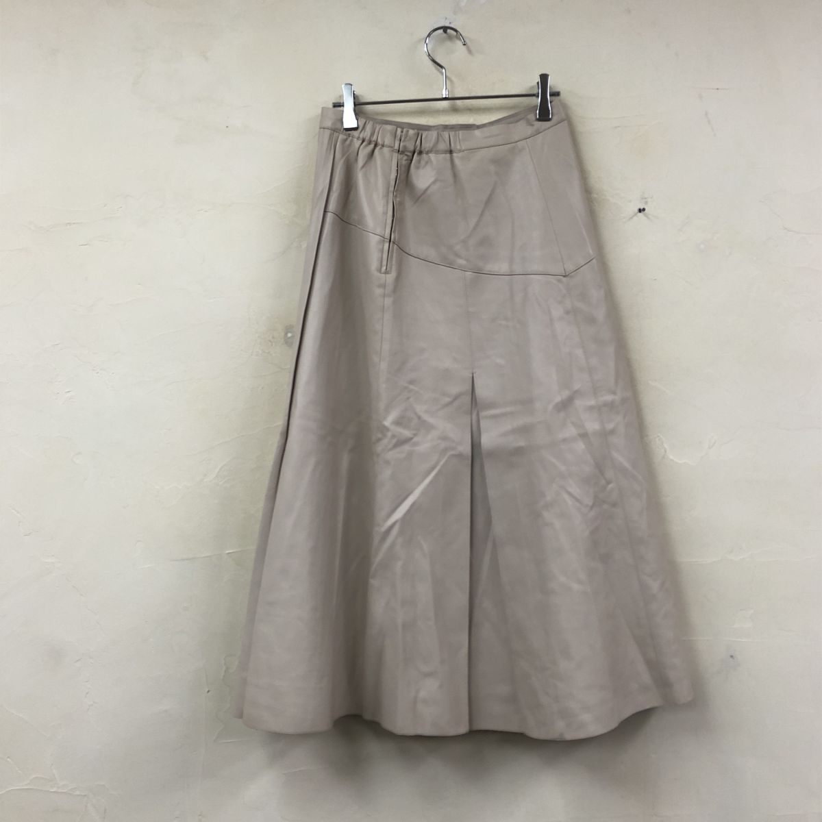 2K2824-G◆ Apuweiser-riche アプワイザーリッシェ エコレザープリーツフレアスカート ファスナー ウエストゴム ◆ size2 ライトベージュ_画像7