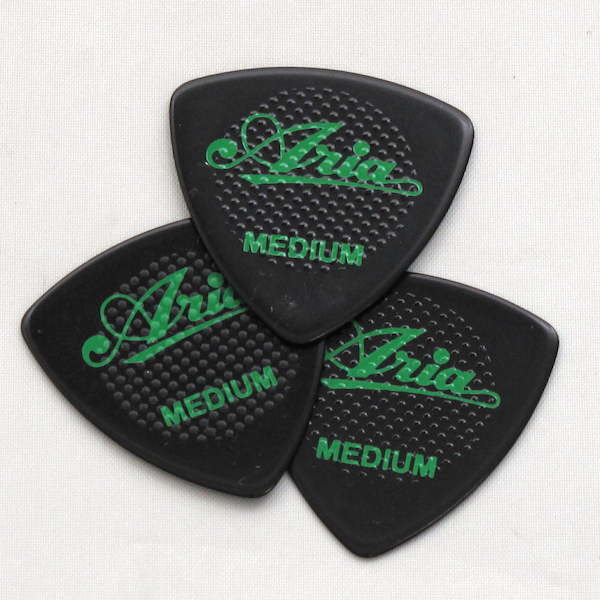 新品 ギターピック3枚セット ラバーグリップ トライアングルシェイプ 黒 MEDIUM/0.75mm セルロース Aria_画像1