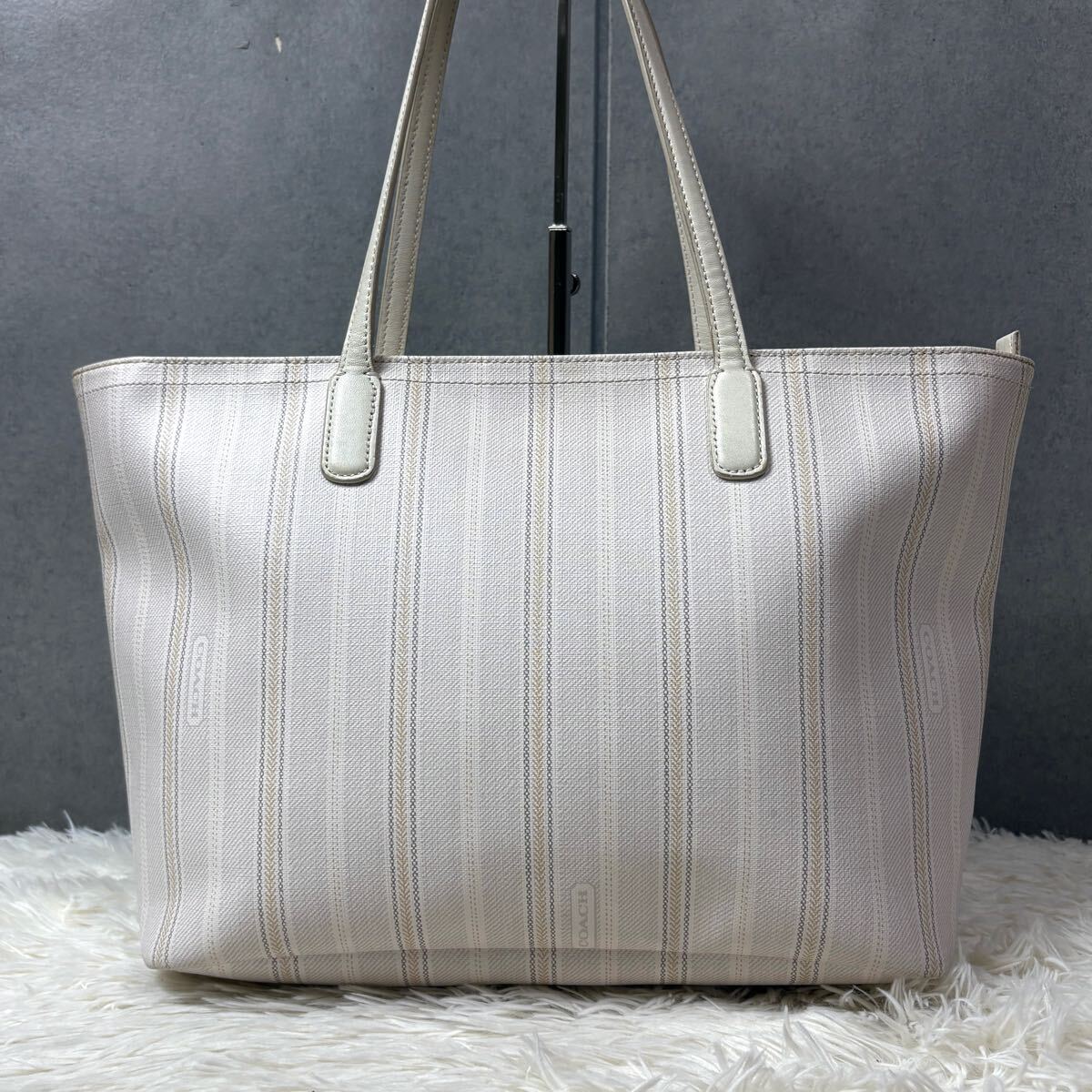 良品✨COACH トートバッグ ビジネス A4可 レザー 肩掛け バイカラー 白 良品✨COACH トートバッグ ビジネス A4可 レザー 肩掛け バイ