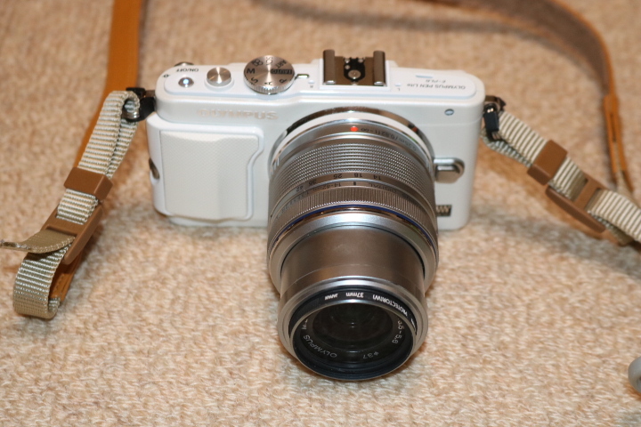 オリンパス ミラーレスデジタルカメラ E-PL6 白 レンズ 14-42 3.5-5.6 Ⅱ R MSC 充電器 BCS-5 バッテリーBLS-5 中古品 動作品?