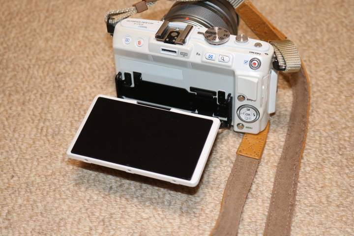 オリンパス ミラーレスデジタルカメラ E-PL6 白 レンズ 14-42 3.5-5.6 Ⅱ R MSC 充電器 BCS-5 バッテリーBLS-5 中古品 動作品?