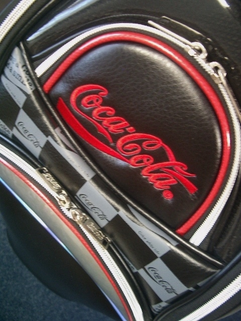未使用 コカ・コーラ Ｃｏｃａ Ｃｏｌａ 迫力ボディ＆デザイン 合皮×エナメル素材 黒赤シルバー ゴルフバッグの画像6
