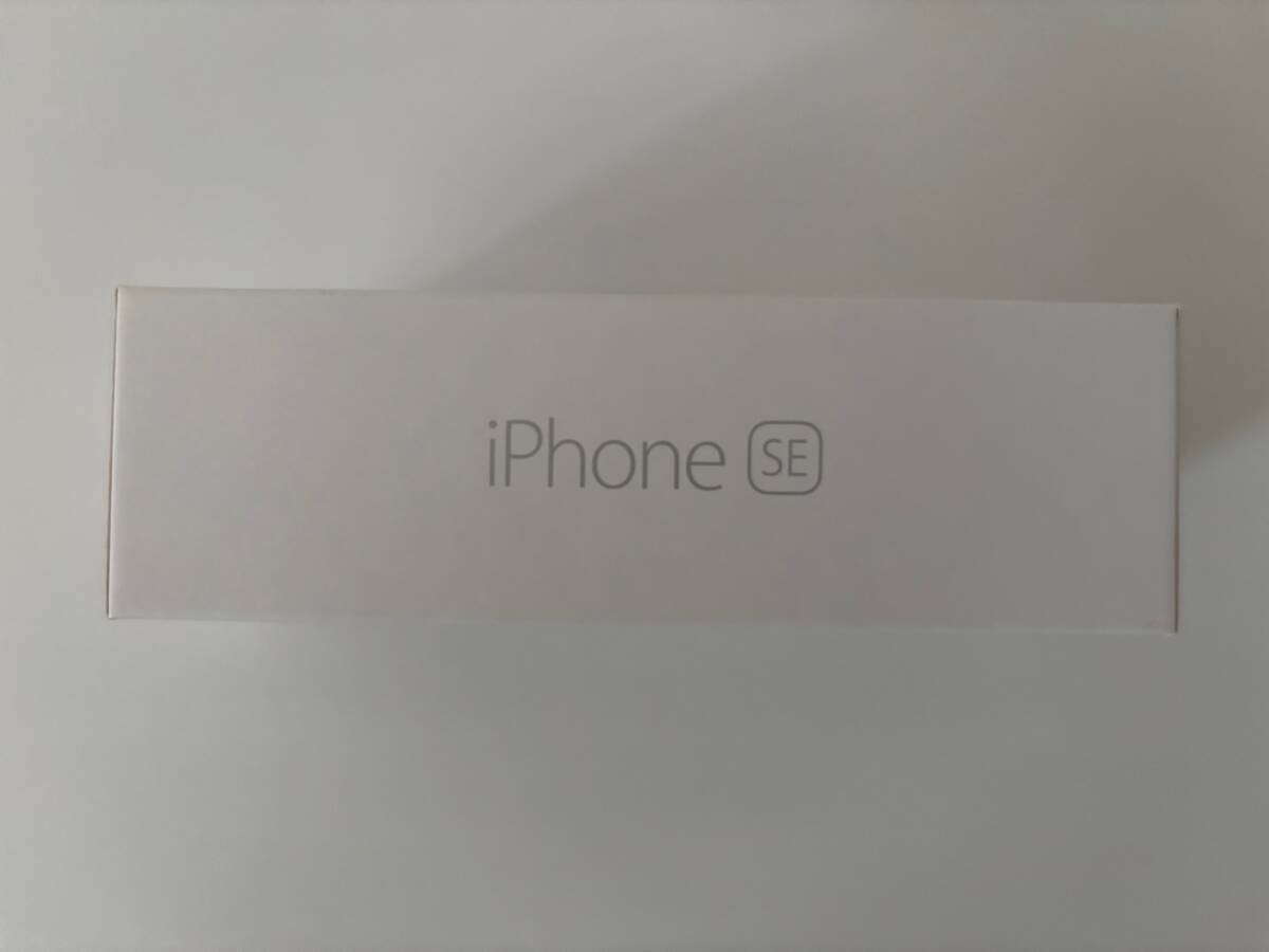 iPhone SEの空箱　+　イヤホン（未使用）　+ 　USB-Aポート搭載のACアダプター　+　Lightning - USB-Aケーブル　+　SIMピン　+　シール　_画像4