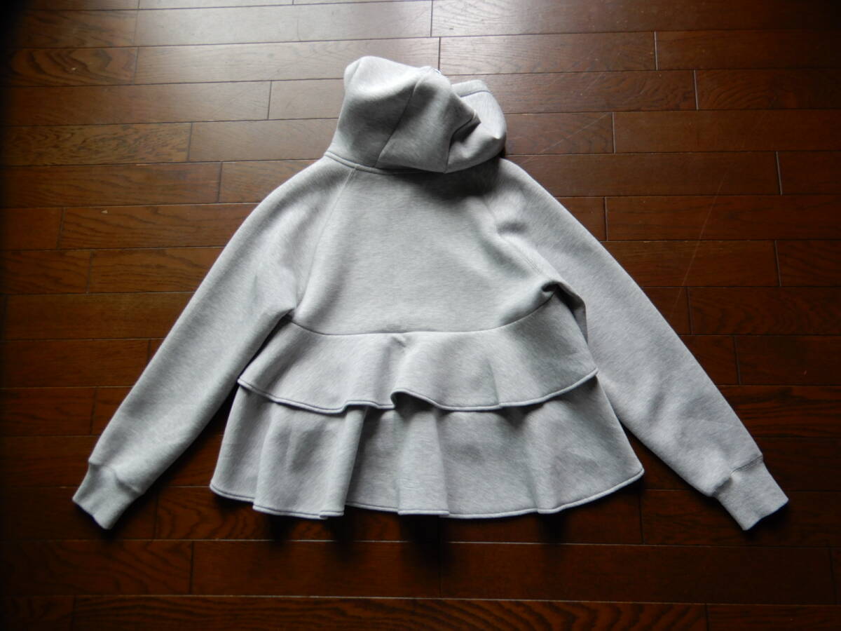 【ストロベリーフィールズ/UNIVERVAL MUSEユニバーバルミューズ】後ろ姿も大人可愛いボンディングフリルスウェットパーカ_画像8