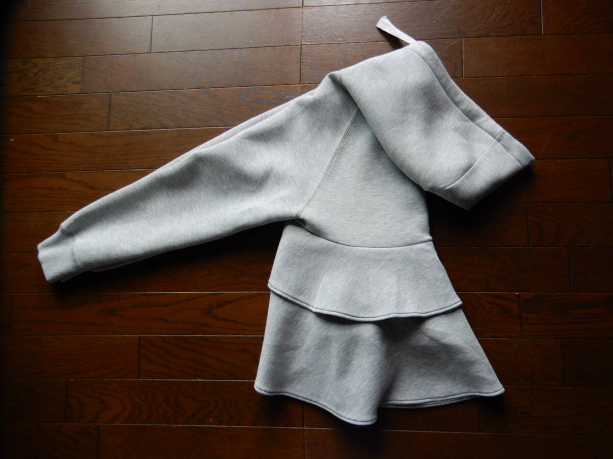 【ストロベリーフィールズ/UNIVERVAL MUSEユニバーバルミューズ】後ろ姿も大人可愛いボンディングフリルスウェットパーカ_画像10