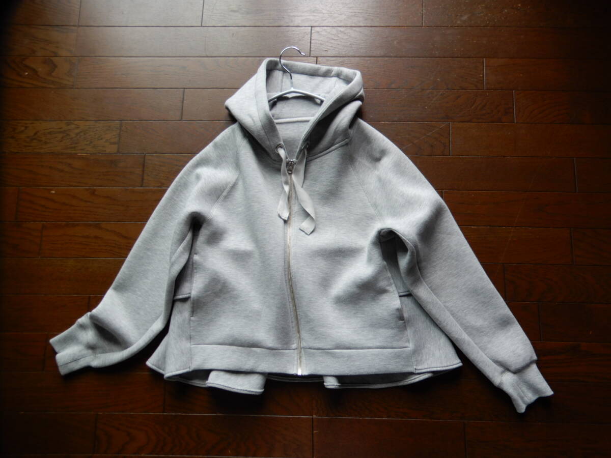 【ストロベリーフィールズ/UNIVERVAL MUSEユニバーバルミューズ】後ろ姿も大人可愛いボンディングフリルスウェットパーカ_画像1