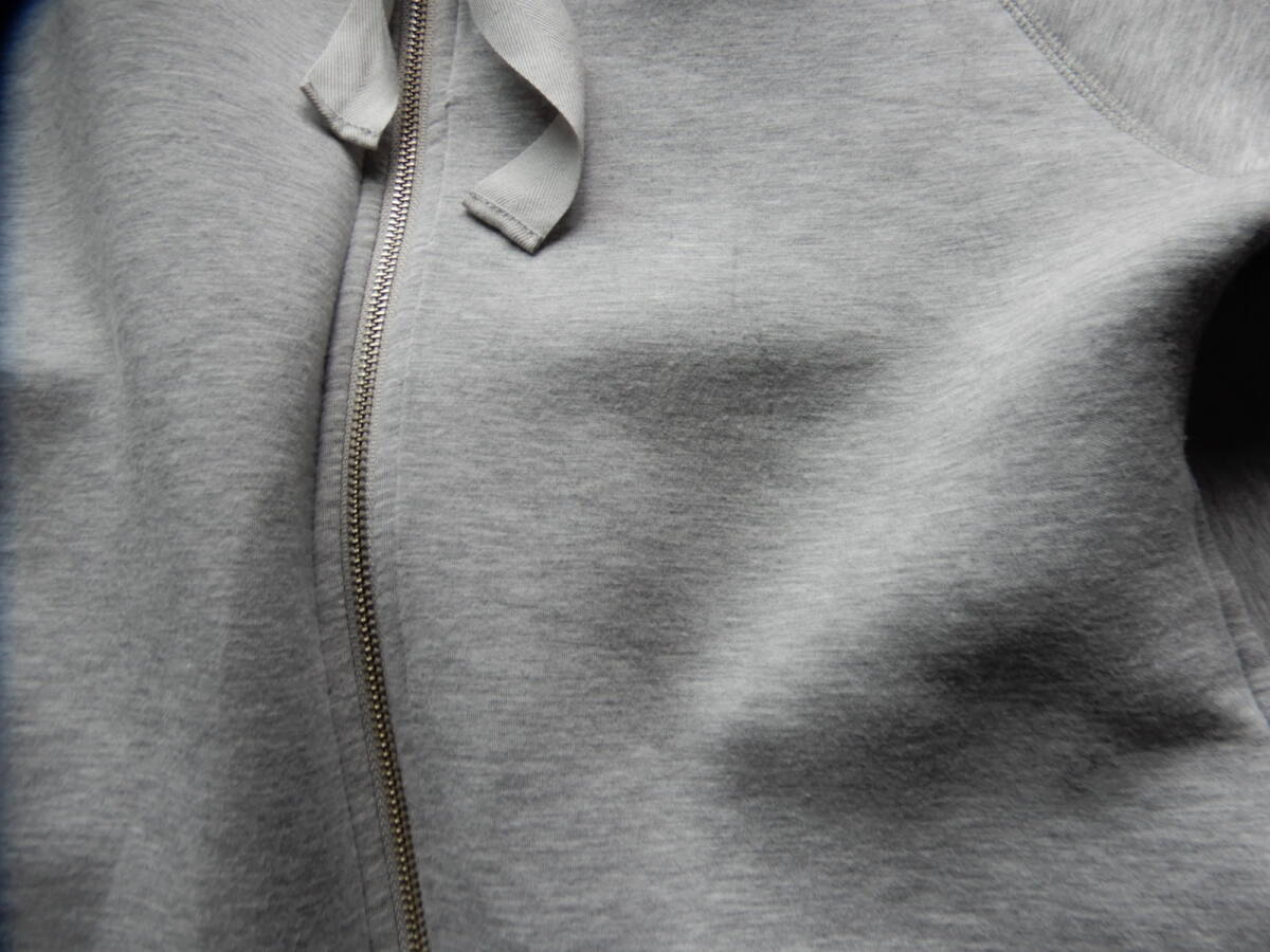 【ストロベリーフィールズ/UNIVERVAL MUSEユニバーバルミューズ】後ろ姿も大人可愛いボンディングフリルスウェットパーカ_画像3