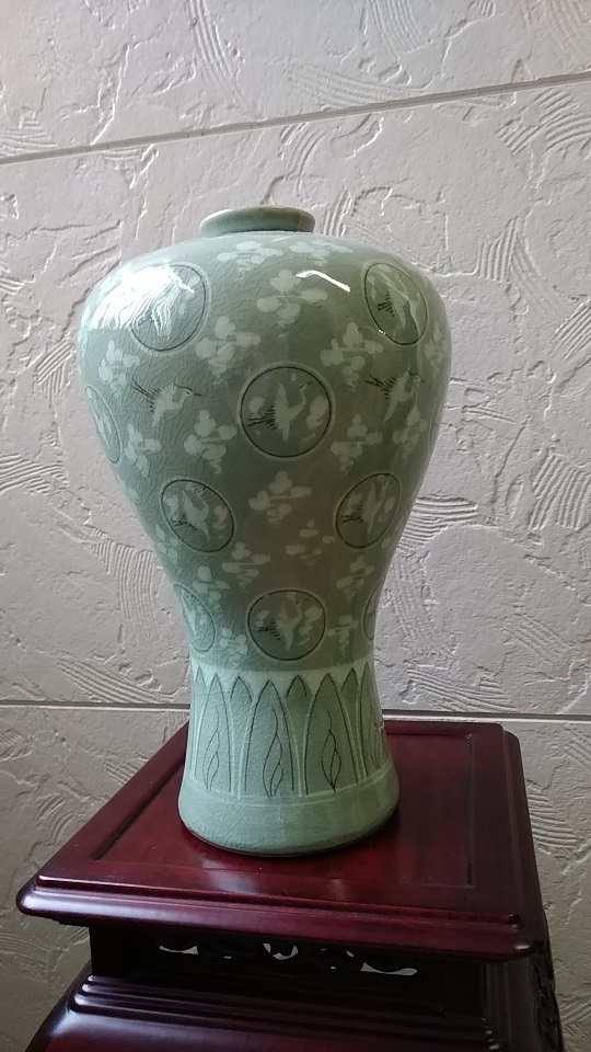 ☆r☆【美術(shù)工蕓?インテリア】韓國青磁 高麗青磁 云鶴文 財光作 花器 花瓶 花生け/中國 朝鮮美術(shù) 飾置物 煎茶 茶道具☆