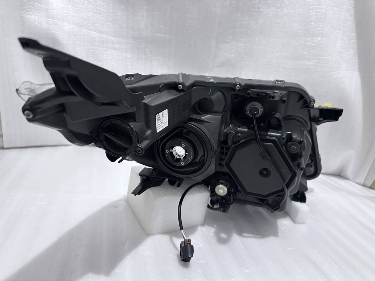 極上品 ノア エスクァイア 80 前期 ZRR80 純正 LED ヘッドライト 左 ヘッドランプ 81150-28D20/81170-28D21 ICHIKOH 28-227 打刻 E_画像4