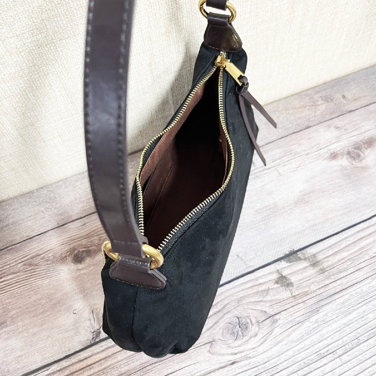 逸品?ショルダーバッグ 定価11萬◆Emmauela?イタリア?ミラノ発◆高級本革 牛革 柔らか 無地 2way エレガント 斜めがけ ディリー OL