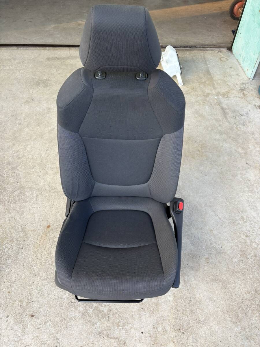 トヨタ純正 カローラ ZWE211 ハイブリッドS 運転席 シート 令和3年_画像1