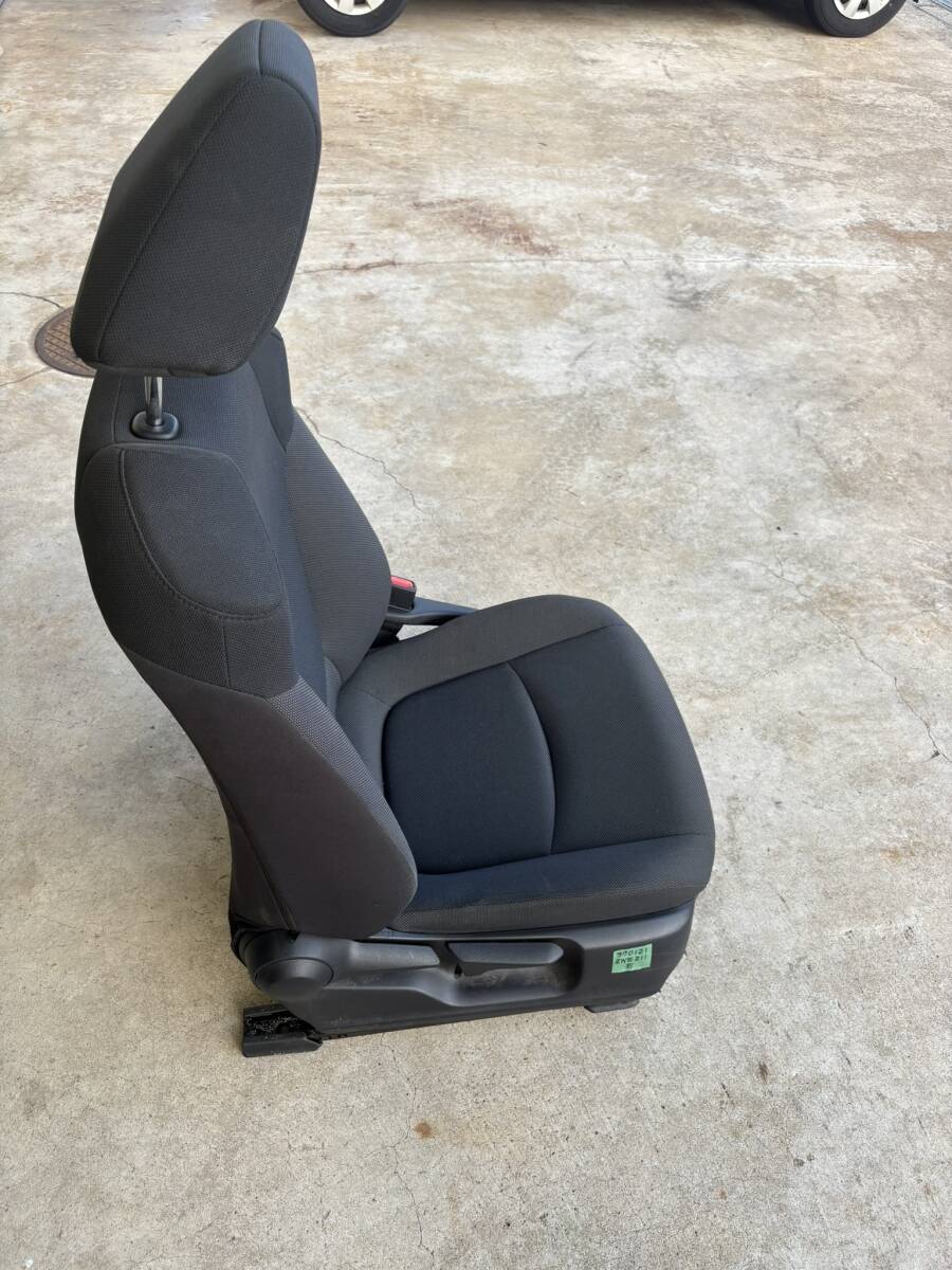 トヨタ純正 カローラ ZWE211 ハイブリッドS 運転席 シート 令和3年_画像2