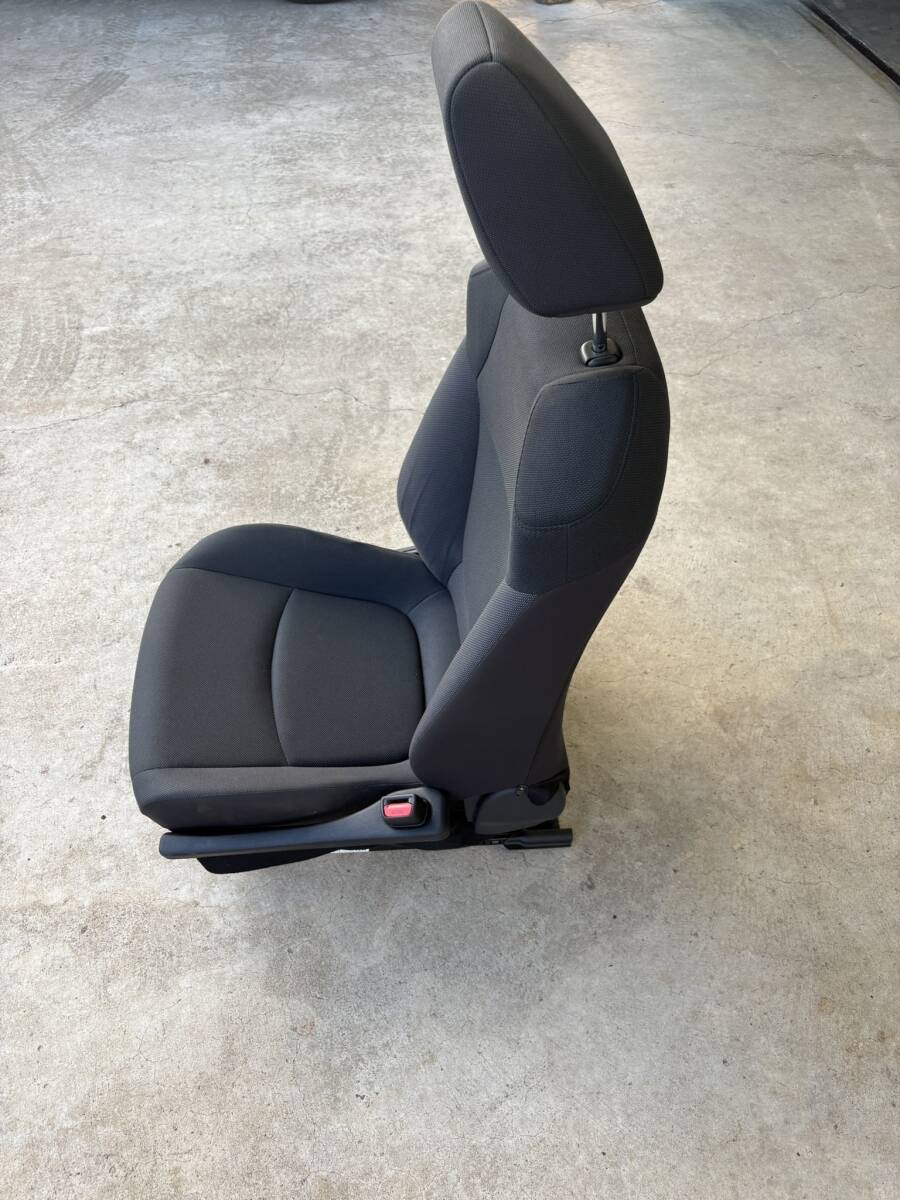 トヨタ純正 カローラ ZWE211 ハイブリッドS 運転席 シート 令和3年_画像3