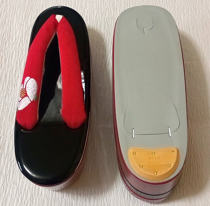 7867　振袖用 ＊刺しゅう入り草履 フリーサイズ「椿・赤・黒」-_画像3