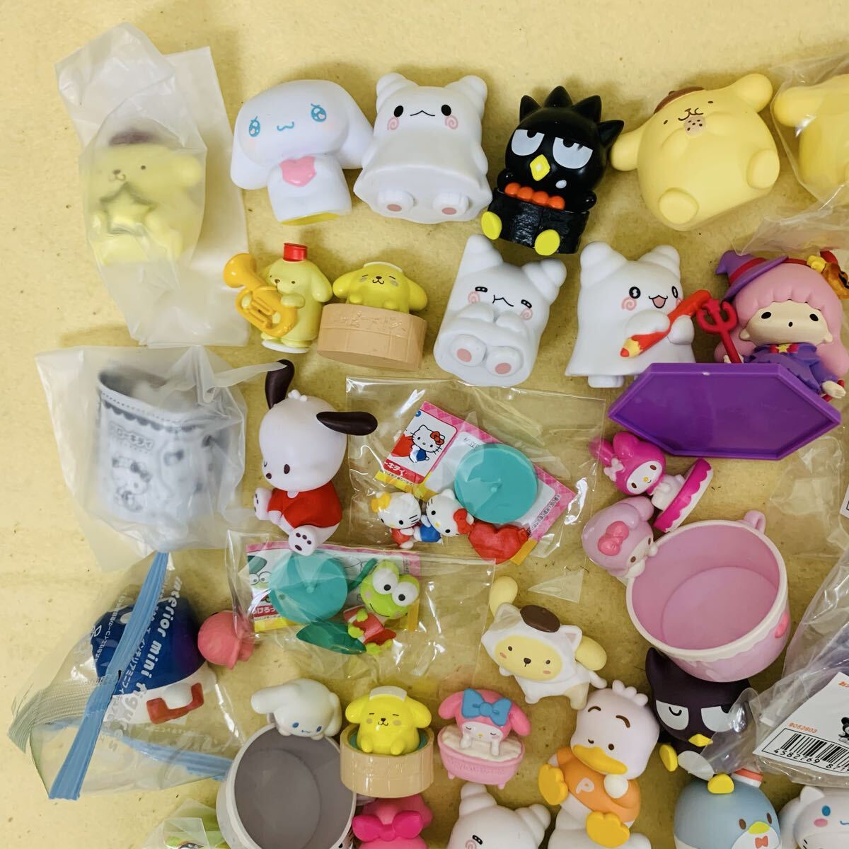 843 サンリオ まとめ売り ガチャガチャ ポムポムプリン シナモロール タキシードサム ハローキティ ドーリーミックス マイメロ クロミ 城