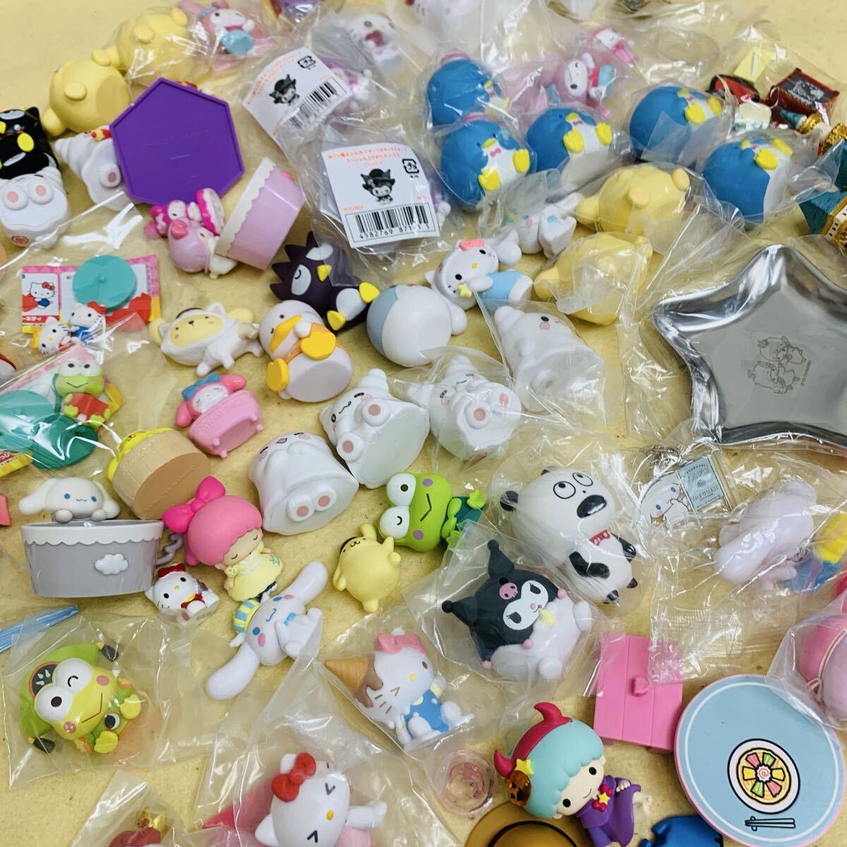 843 サンリオ まとめ売り ガチャガチャ ポムポムプリン シナモロール タキシードサム ハローキティ ドーリーミックス マイメロ クロミ 城