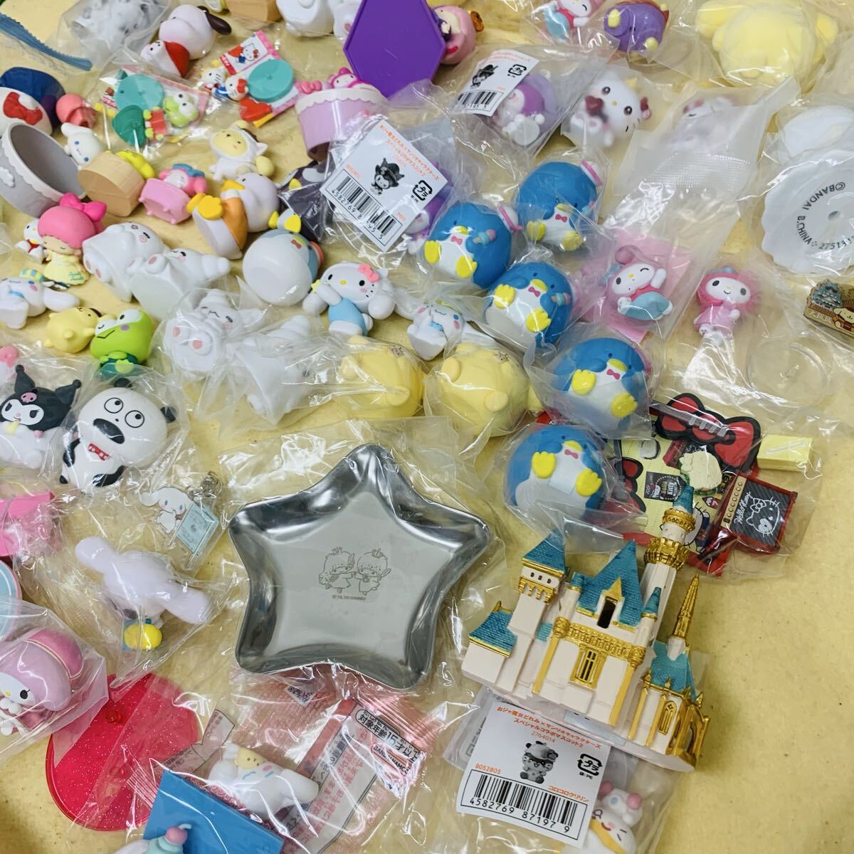 843 サンリオ まとめ売り ガチャガチャ ポムポムプリン シナモロール タキシードサム ハローキティ ドーリーミックス マイメロ クロミ 城