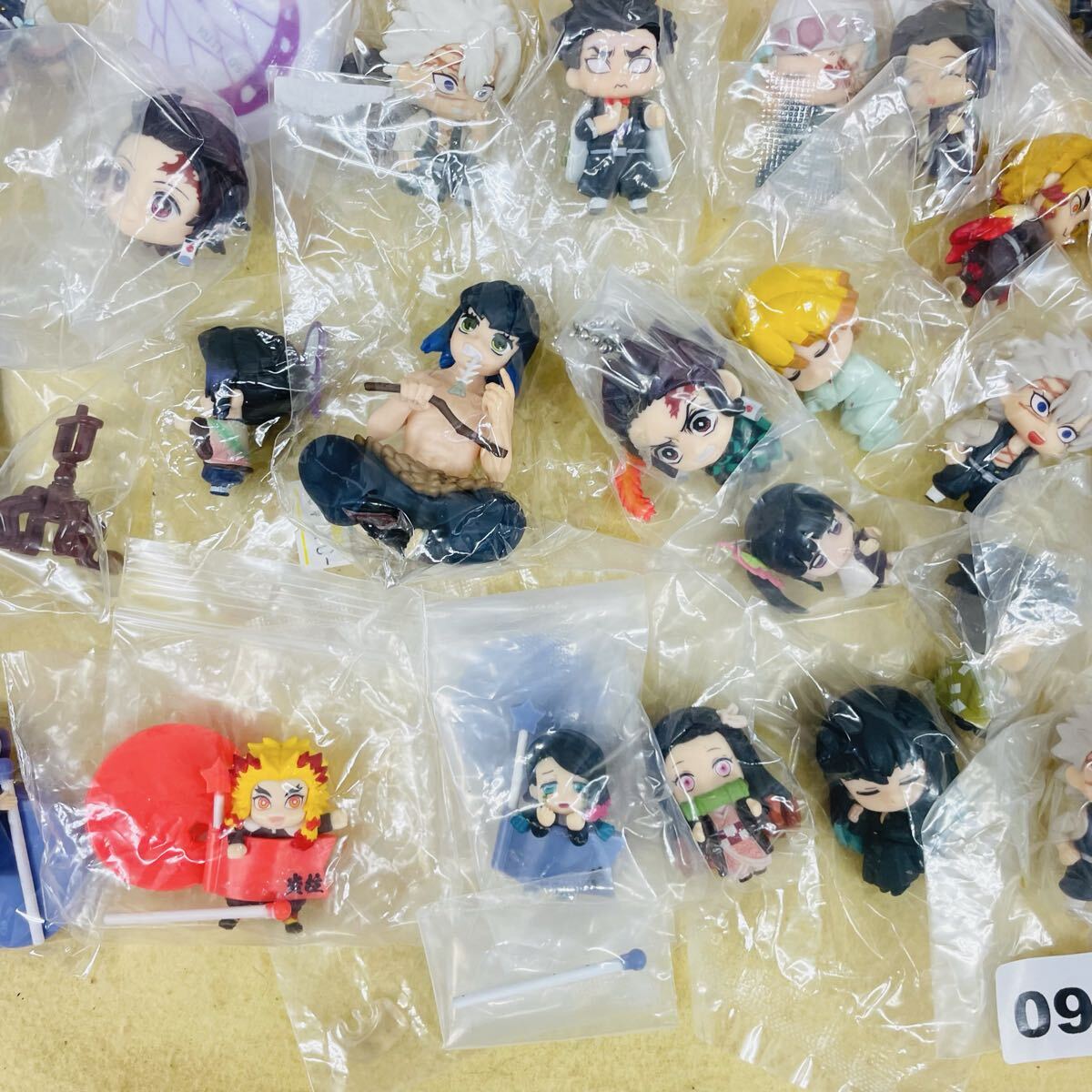 940 鬼滅の刃 ミニフィギュア フィギュア ガチャガチャ カプセルトイ　ねむらせ隊(duì) ならぶんです デコラPIC 他