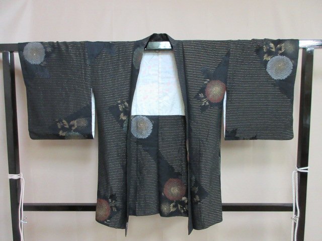 1円 中古 羽織 正絹 和装コート 縮緬 黒 紋つき 縞 菊 草花 おしゃれ 高級 袷 身丈81cm 裄66cm【夢職】★_画像3