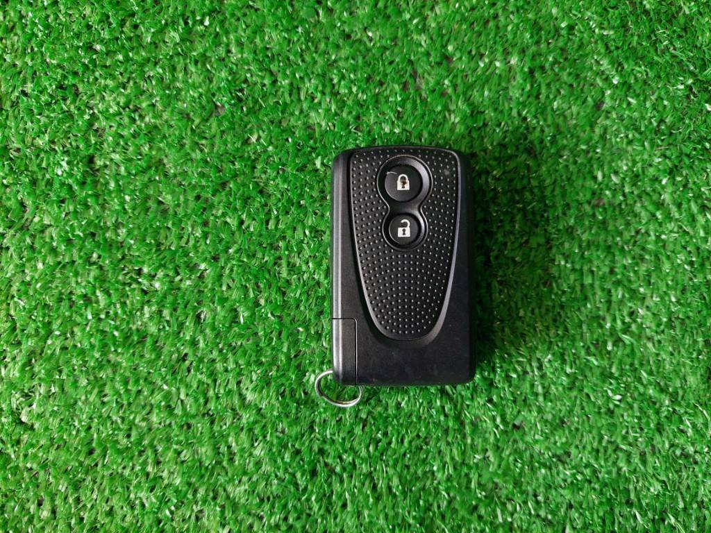 ダイハツムーヴカスタム③　DBA-LA100S、110S　スマートキー2つボタン　キーレスリモコン　鍵　初年度登録：平成23年