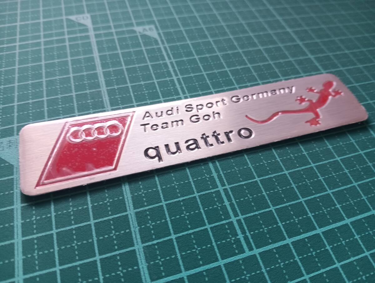 【ゆうパケット送料込】Audi quattro(アウディ クアトロ）エンブレムプレート 縦2.8cm×横12㎝　ヤモリ_画像1