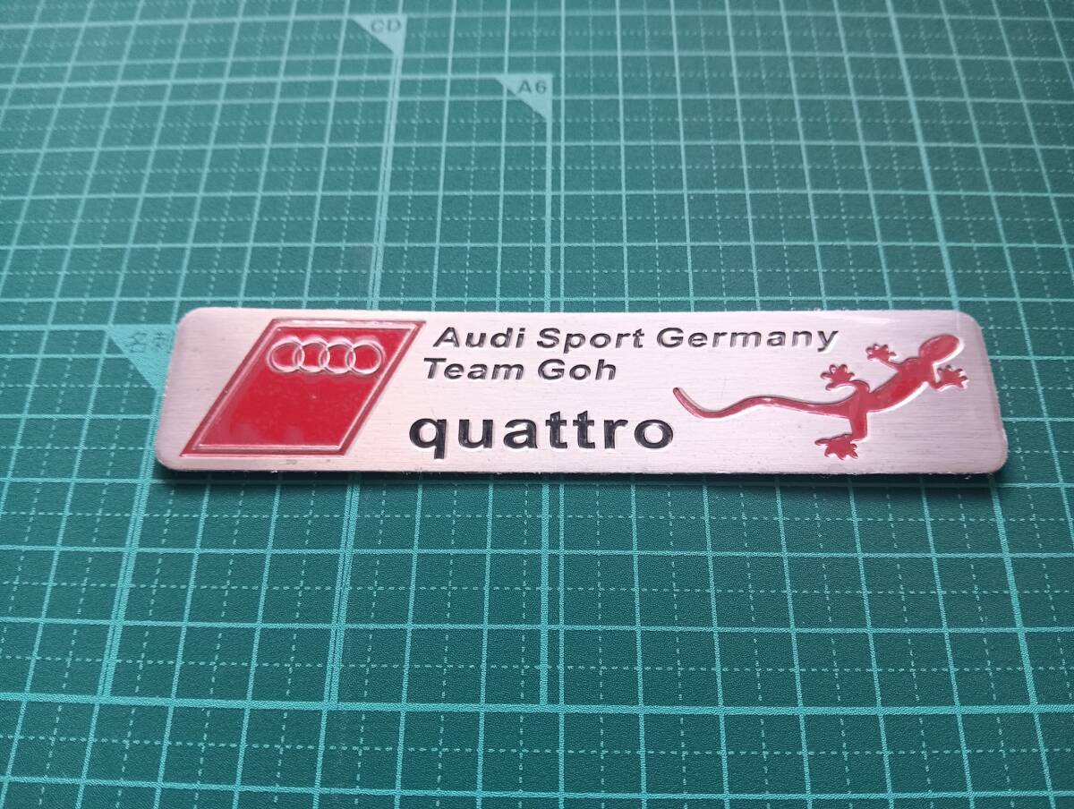 【ゆうパケット送料込】Audi quattro(アウディ クアトロ）エンブレムプレート 縦2.8cm×横12㎝　ヤモリ_画像2