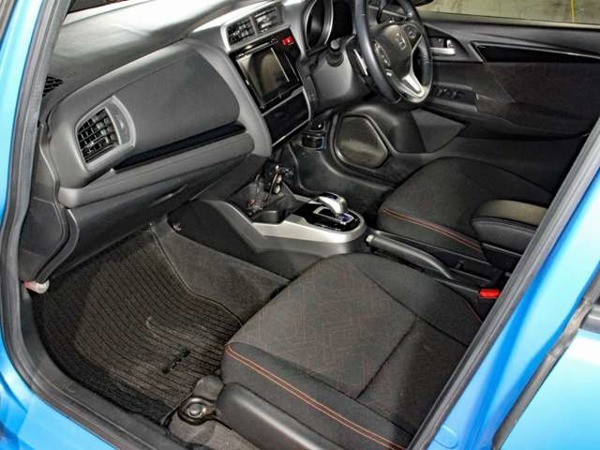 フィット 1.5 ハイブリッド Sパッケージ 4WD ワンオーナー　純正フルセグナビ　ドラレコ