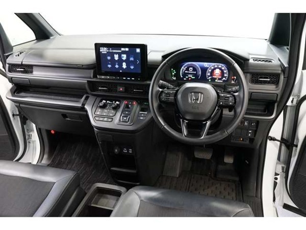 ステップワゴン 2.0 e:HEV スパーダ 禁煙車　9型ナビTV　15.6型フリップダウン