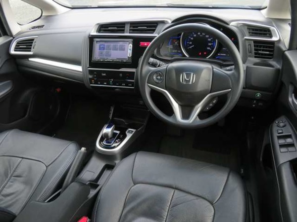 フィット 1.5 ハイブリッド Fパッケージ 禁煙車　后期　スマートキー　沖突軽減ブレ