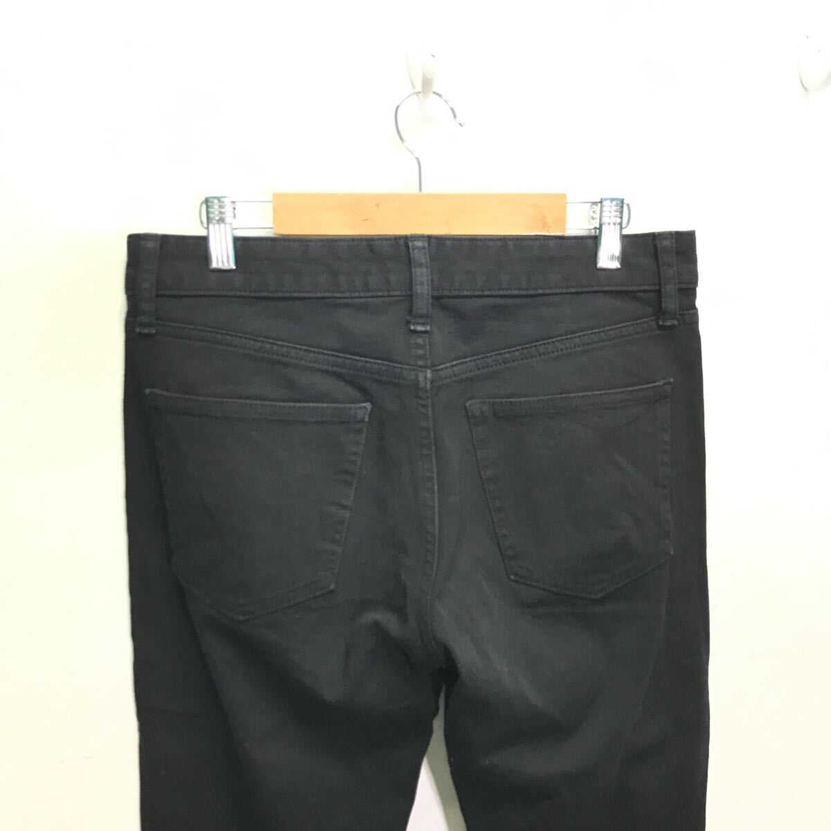 美シルエット◎脚長効果【UNIQLO】ユニクロ スキニーフィットジーンズ デニム パンツ ストレッチ モノトーンコーデ ブラック w29 /Y34122ii_画像5