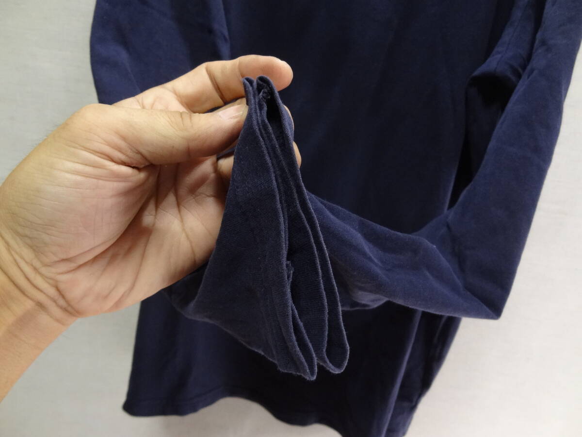 全国送料無料 ユニクロ UNIQLO メンズ 首元やや広め 袖リブ無し裾リブ無し 綿100%素材 長袖 紺色Tシャツ ロンティ― XL_画像5
