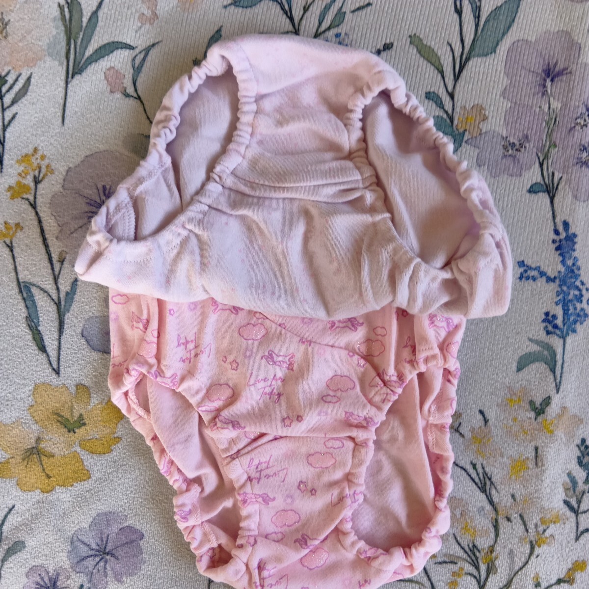 女児　ガールズインナー　薄紫系地？にユニコーン・うさぎ・星＆ピンク地にユニコーン・雲・英字模様のショーツ　2枚組　140サイズ_画像3