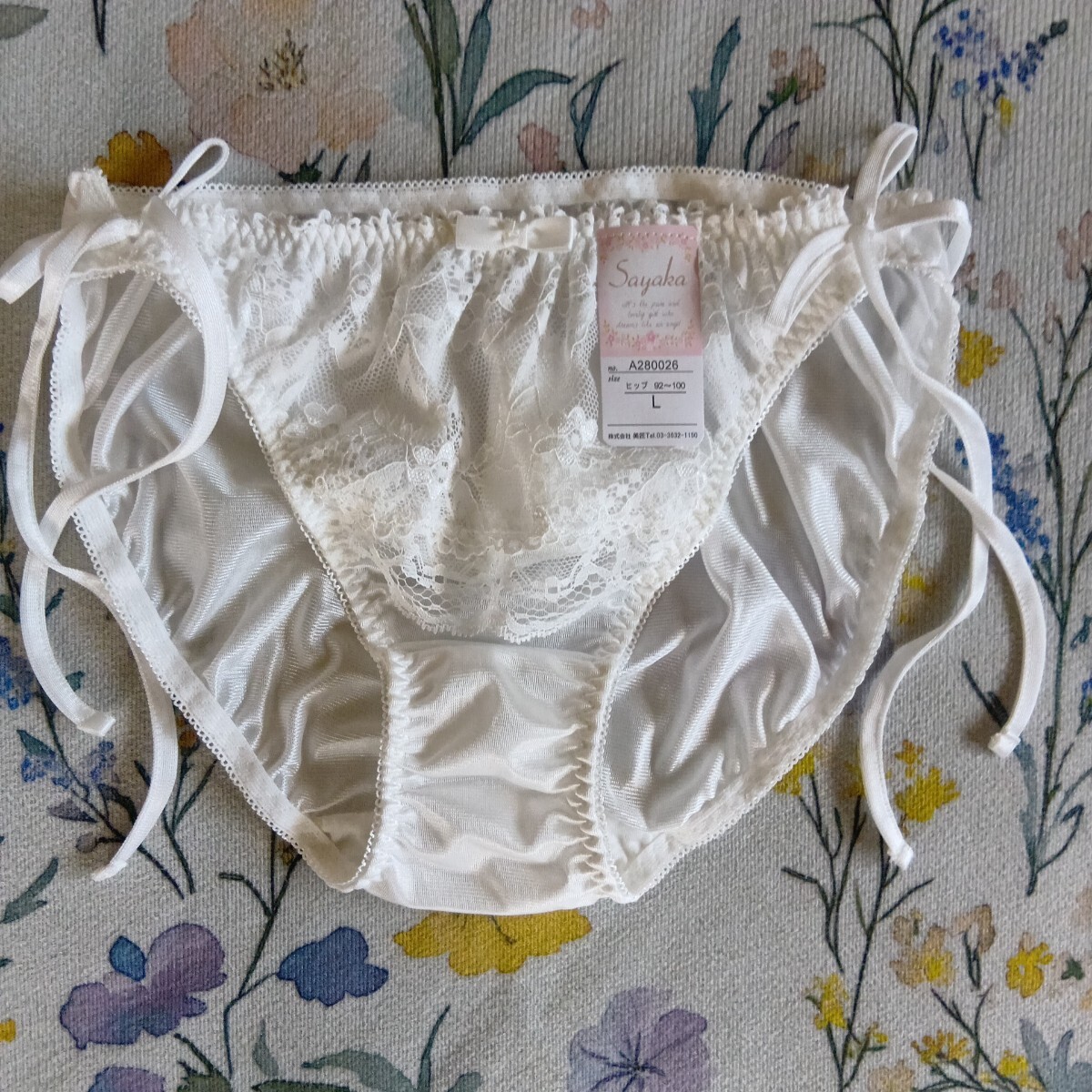 白地フロントレース仕様のー紐ショーツ  L 光沢ありの画像1