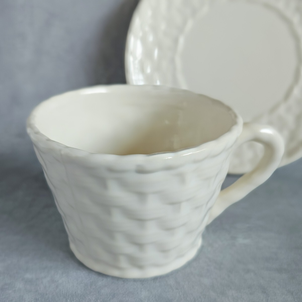 【廃盤】マニー le Grand Chemin ホワイトラタン カップ&ソーサー グランシュマン バスケット柄 ブロカント風 日本製_画像2