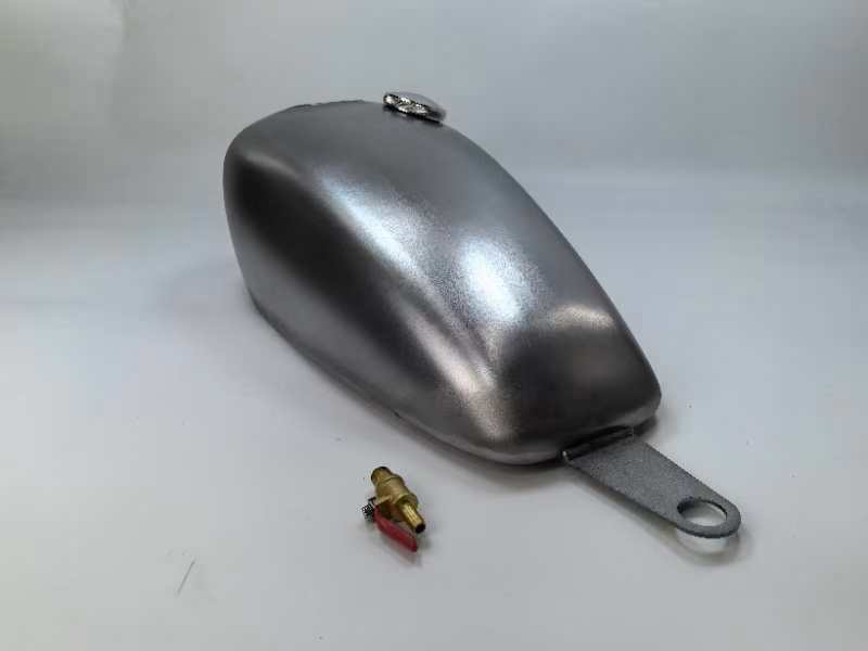 T-189 ８L ヤマハ　YAMAHA SR400&SR500　カスタムタンク　ナロー　スポスター　キャブレター仕様　ボルトオン 　タンク製作工房_画像3