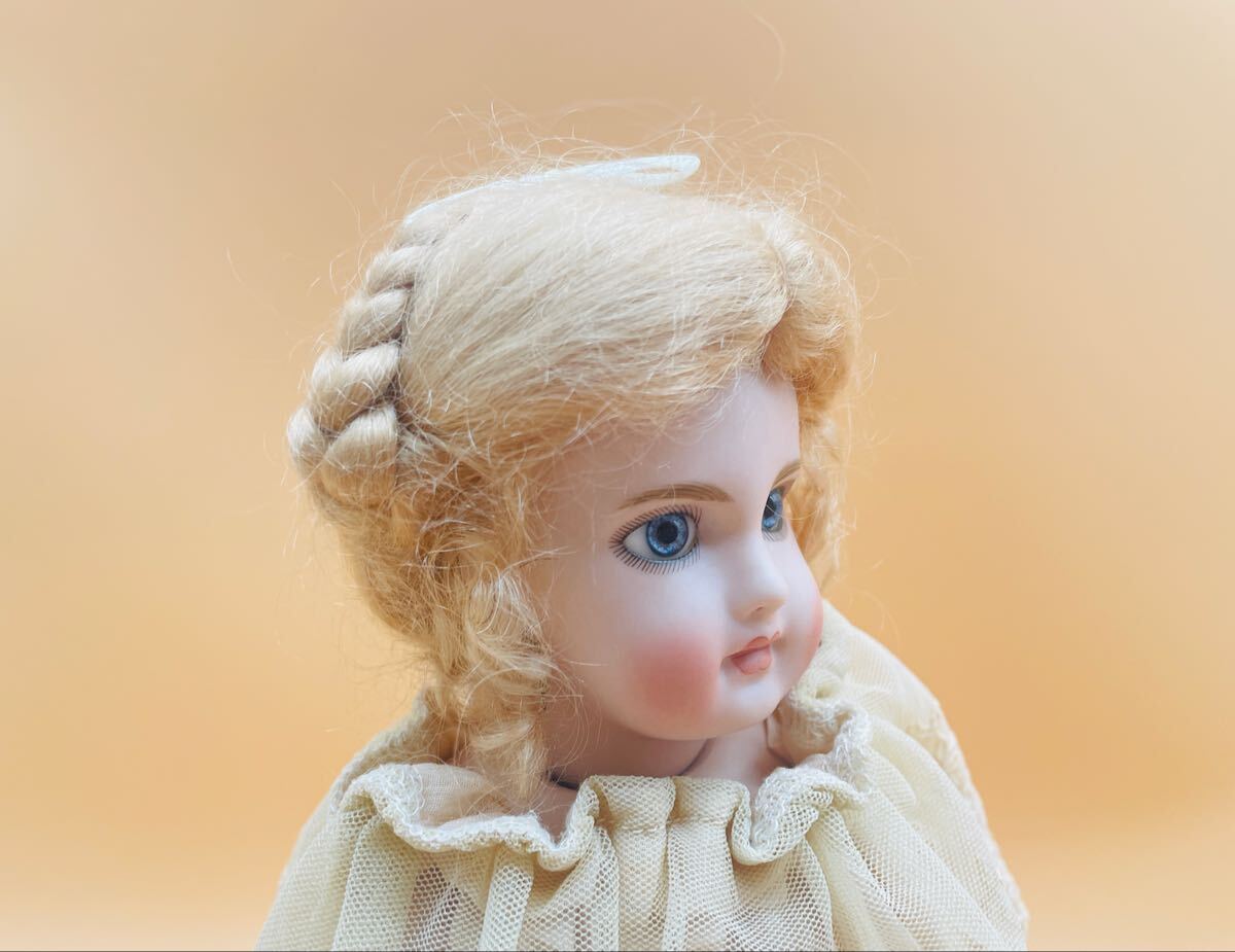 気品高く美しい表情を持つ、アンティークドールのレプリカです。 _画像3
