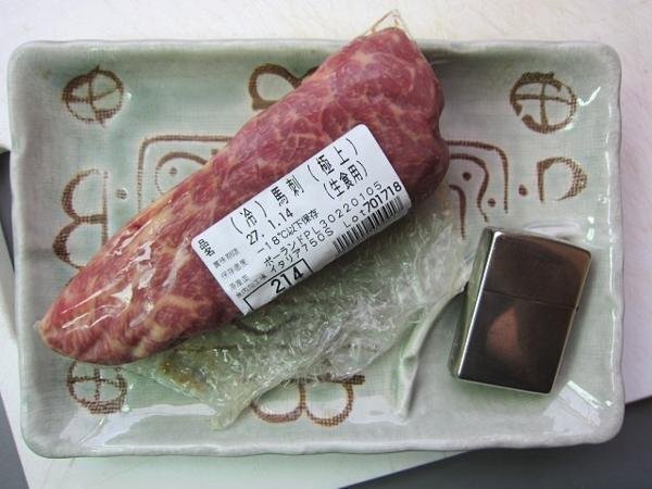 霜降り「馬刺し、極上モモ肉1kg位」専門店ご用達の特別な商品!!