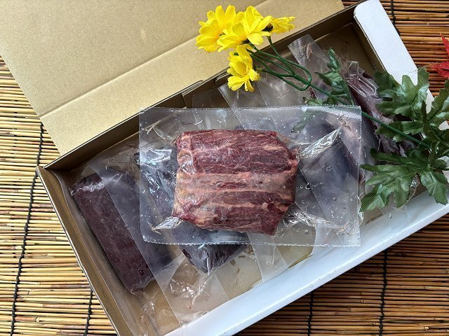 生食用「モモ馬刺し(すじみ) 1kg」じゅわ～っ広がる旨味!!ヘルシーです。