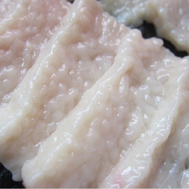 生食用「馬刺し畝肉 3片で300g位)」（タテガミ）じゅわ～っ広がる旨味!!ヘルシーです。