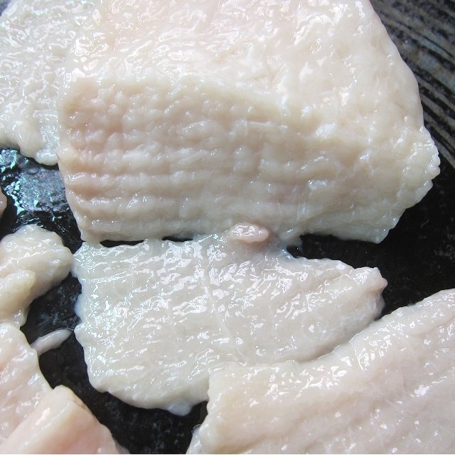 生食用「馬刺し畝肉 5片で250g位」（タテガミ）5人前用、じゅわ～っ広がる旨味!!ヘルシーです。