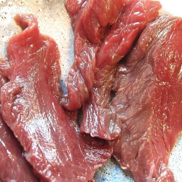 歩留り100％「馬刺し極上赤肉 5片で250g」5人前用、じゅわ～っ広がる旨味!!ヘルシーです。