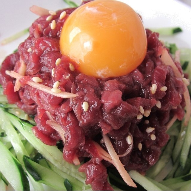 歩留り100％「馬刺しユッケ 5片で250g」5人前用、じゅわ～っ広がる旨味!!ヘルシーです。