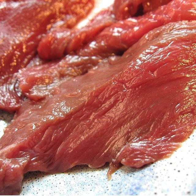 歩留り100％「馬刺し極上赤肉 5片で250g」5人前用、じゅわ～っ広がる旨味!!ヘルシーです。