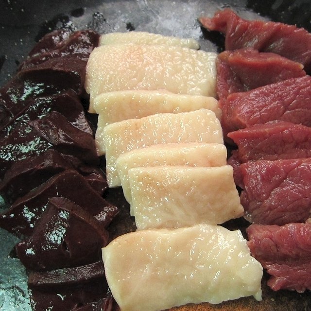 馬刺し「豪華3點(diǎn)セット」じゅわ～っ広がる旨味!!?。疆€?上赤身?生レバー150g＝