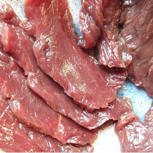 歩留り100％「馬刺し極上赤肉 5片で250g」5人前用、じゅわ～っ広がる旨味!!ヘルシーです。