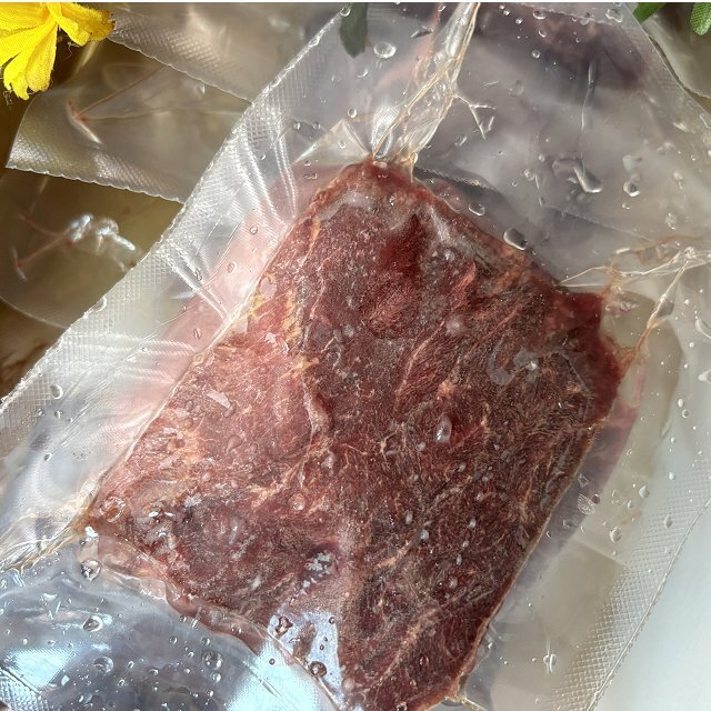 生食用「モモ馬刺し(すじみ) 1kg」じゅわ～っ広がる旨味!!ヘルシーです。